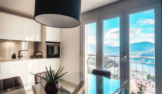 Luxurious two-bedroom apartment with Lake View (COLLINA D'ORO)