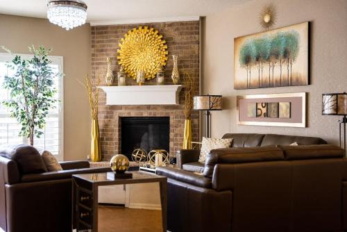 ★ Luxurious Two-Story Home ★ Near La Cantera/Rim