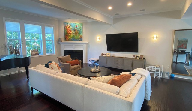 Luxurious U.S. Open 4-bedroom townhome near Oakmont Country Club