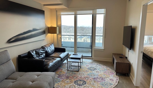 Luxurious Upper Oakville 1 -bedroom condo with WiFi, fitness room in