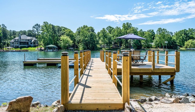 Luxurious Urban Farmhouse on Lake Norman w Optional Guest House and Boat Rental