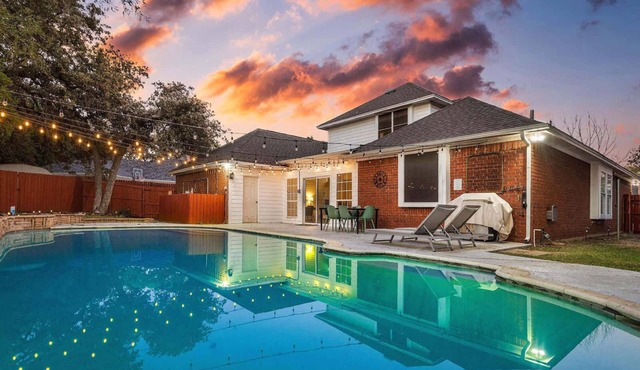 Luxurious 5 Bedroom Retreat with Pool!
