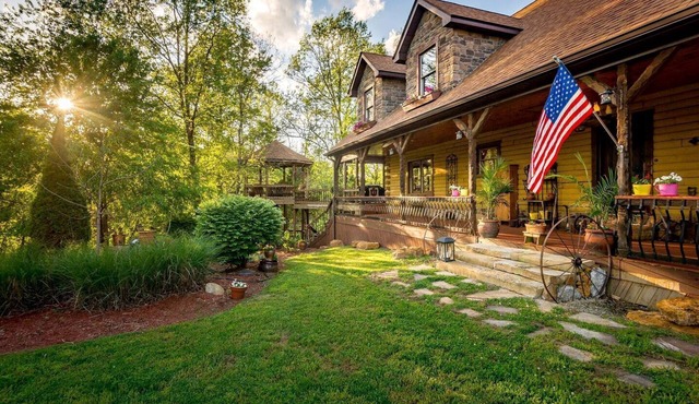 Luxurious Vacation Rental for Groups near Hoosier National Forest, Indiana