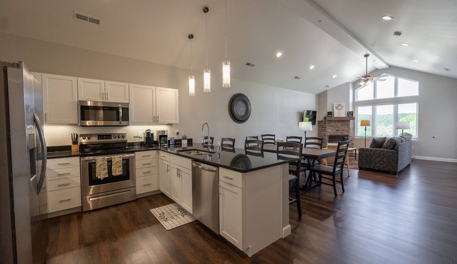 Luxurious Vaulted Ceilings ~ Arcade Table! ~ FREE TICKETS INCLUDED (FH-G303)