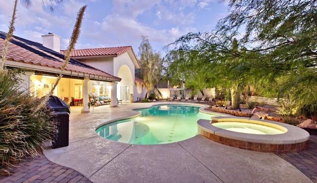 Luxurious Vegas Retreat: 4BR Paradise with Pool & Game Room for Large Groups