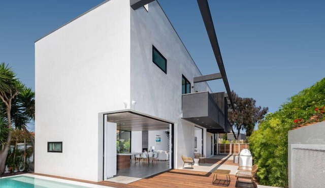 Luxurious Venice Beach Oasis Modern Home