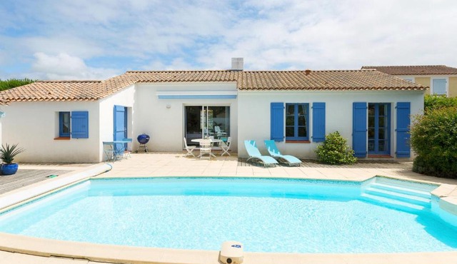 Luxurious villa only 3 5km from the beach