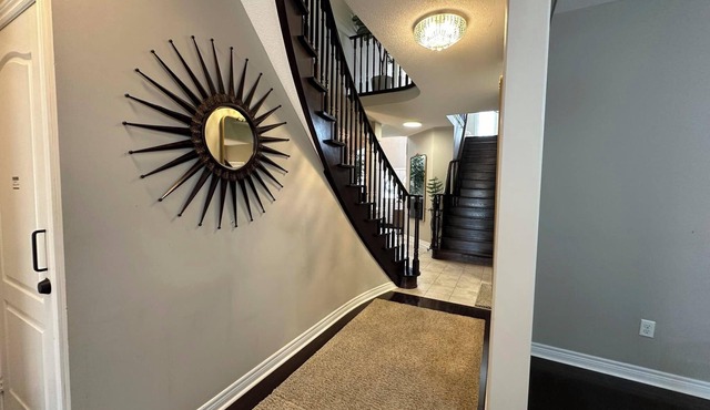 Luxurious Villa: 1 hour to Toronto+3 Living Rooms+4 bedrooms+4 toilets+ Backyard