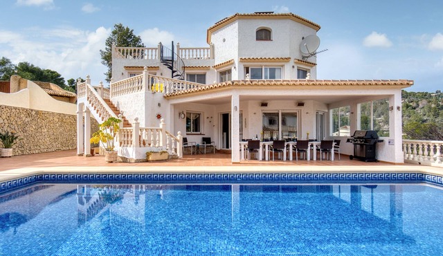 Luxurious Villa 15 mins walk from the beach, free WF sleeps up to 12