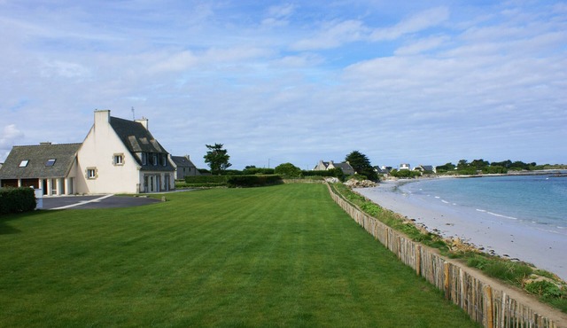 Luxurious villa, breathtaking sea view, 10 meters from the beach, 5 bedrooms, 10 people