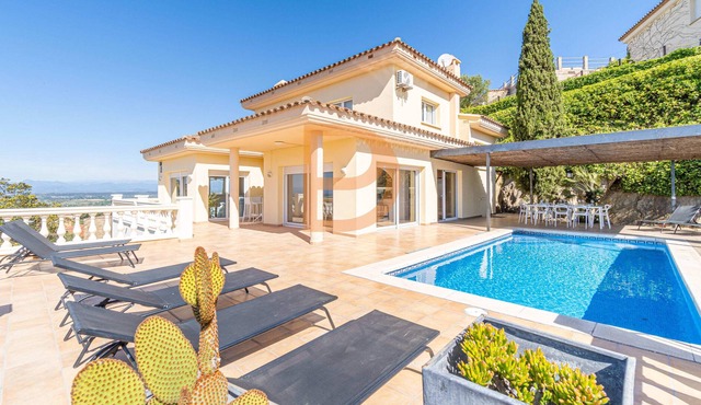 Luxurious Villa for 10 people with Stunning Views, private pool and BBQ