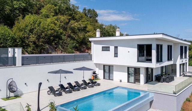 Luxurious Villa Gabi with an infinity pool and sauna