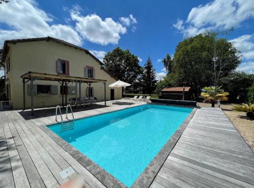 Luxurious Villa in Cazaubon with Swimming Pool