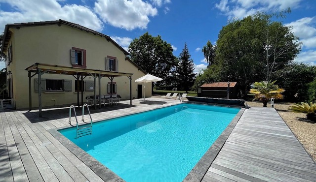 Luxurious Villa in Cazaubon with Swimming Pool