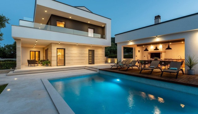 Luxurious villa in Drenje