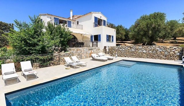 Luxurious villa in the heart of a centenary olive grove. Very rare!