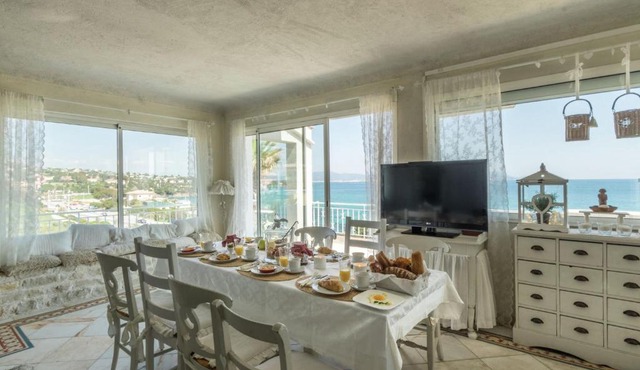 Luxurious Villa in Les Issambres with Jacuzzi