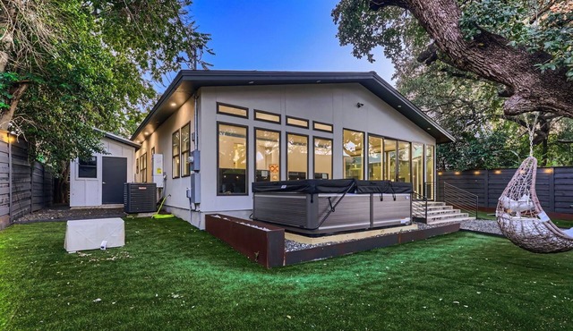 Luxurious Villa in the heart of Austin 5 minutes to Downtown and SoCo + Hot Tub