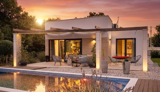Luxurious Villa Maell with heated pool near Pula
