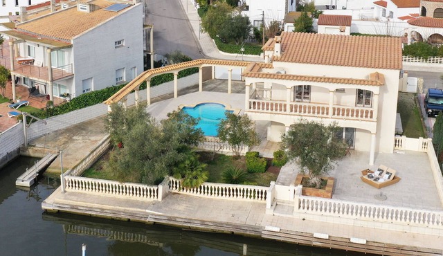 LUXURIOUS VILLA OF 300 M2 AT THE WATERFRONT ON THE COSTA BRAVA