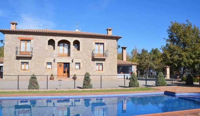 Luxurious villa of high standard with room for 20 persons. Large garden & pool