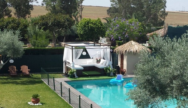 Luxurious villa. Private pool & tennis courts. Subway