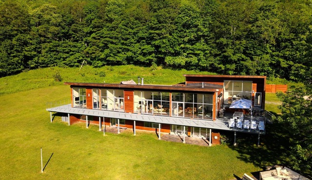 Luxurious villa. Spa experience, hot tub, sauna, pool. Close to ski.