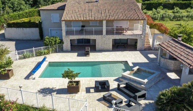 Luxurious villa, swimming pool, children's weir, beautiful view