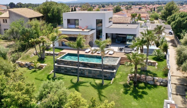 Luxurious villa with pool, jacuzzi and exceptional view! 5 minutes from the beach