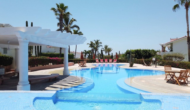 Luxurious Villa with Private Hot Tub, Ocean Views Family-Friendly 3BR 1.6 km walking to beach