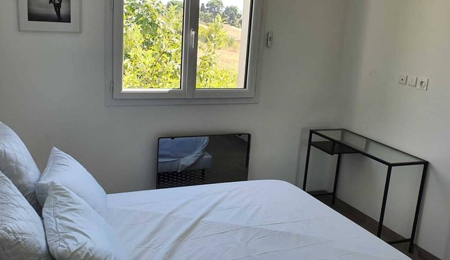 Luxurious villa with infinity pool, jacuzzi and beach on the horizon.