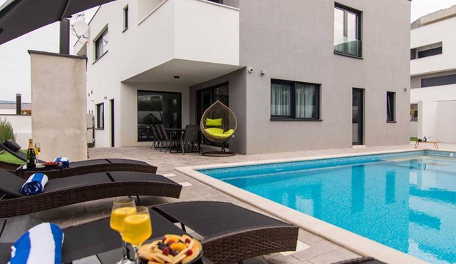 Luxurious villa with heated pool near Split