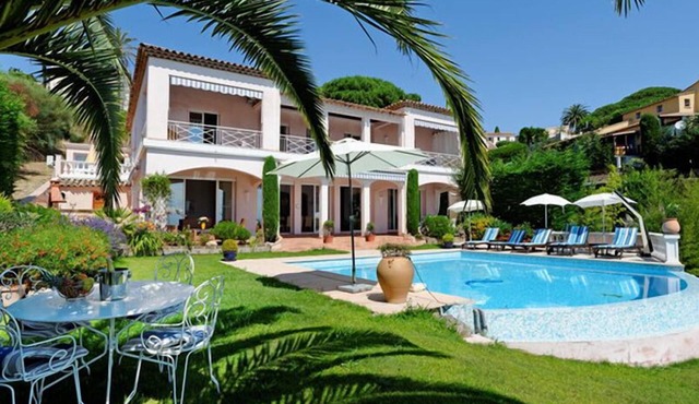 Luxurious villa with infinity pool and an amazing 180° view to the sea