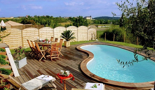 Luxurious villa with nice terrace in rural Chalais