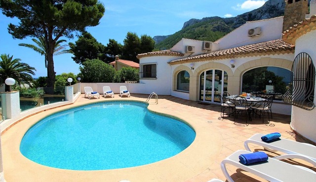 Luxurious villa with satellite TV, air conditioning and pool Marquise MB 8 people