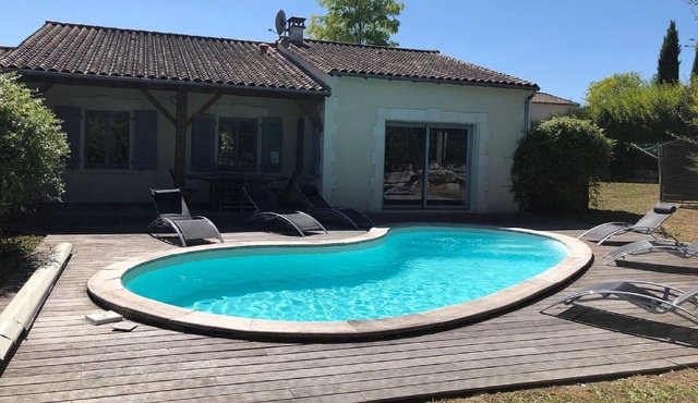 Luxurious villa with terrace in the rural Chalais