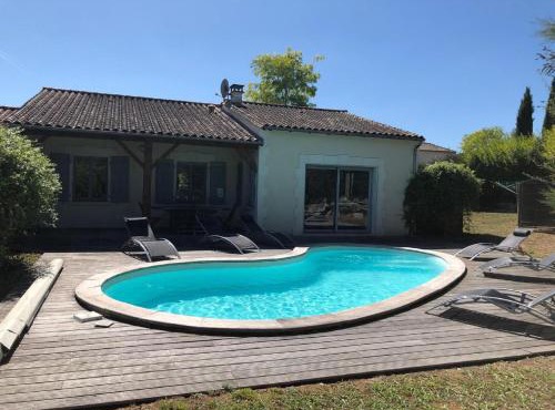 Luxurious villa with terrace in the rural Chalais