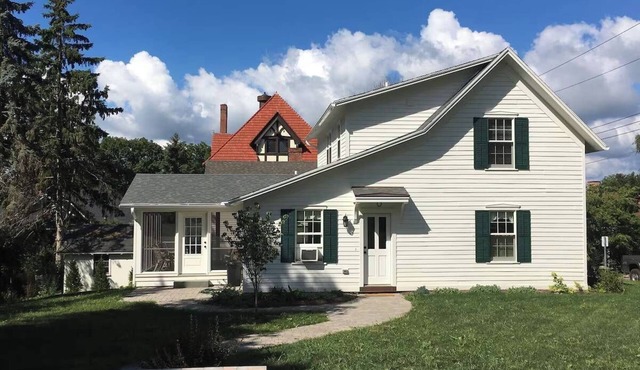 Luxurious Village Town House close to Inns, Spa