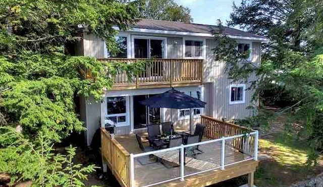 Luxurious Waterfront Retreat on Paudash Lake - RidgeStone Cottage