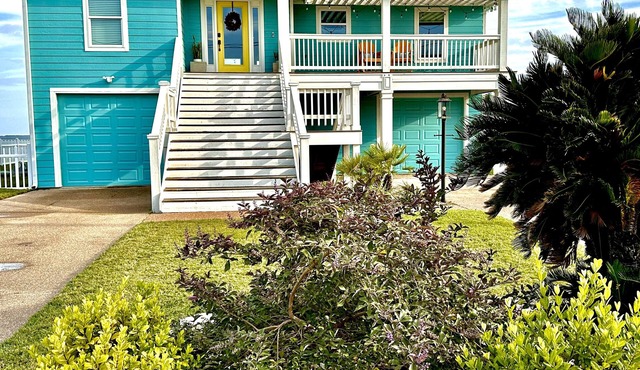 Luxurious Water-Front Home W/Million Dollar Views, Pier/Light, Fantastic Fishing