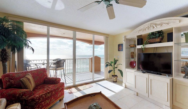 Luxurious waterfront penthouse with stunning Gulf views hot tub and two pools