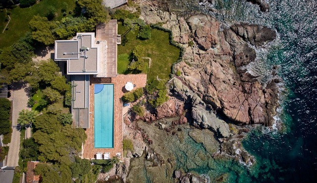 Luxurious waterfront 7-bedroom villa in enchanting Saint-Raphaël