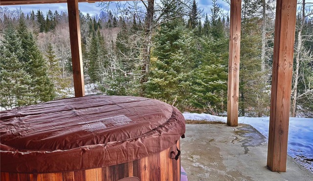Luxurious Waterfront 6 BDRM Chalet w/Billiards, Game Room & Unforgettable Views