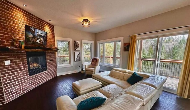 Luxurious Waterfront 6 BDRM Chalet w/ Billiards, Game Room & Unforgettable Views