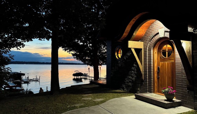 LUXURIOUS WATERFRONT CABIN ON OWASCO LAKE
