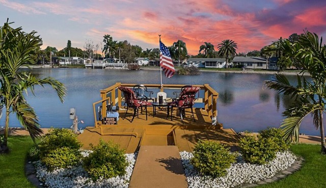 Luxurious Waterfront Holiday Home with Fully Encompassing Lakeview