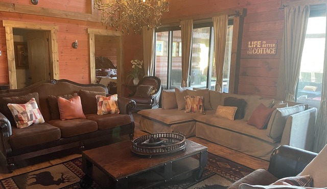 Luxurious Waterfront Log Home Vacation. Fishing/Beach. Disconnect to Reconnect!