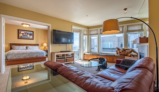 Luxurious Waterfront Penthouse 2BR/2BA + Parking!