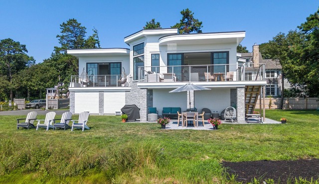 Luxurious Waterfront Retreat in Ogunquit, Maine