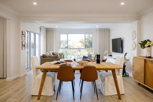 Luxurious Waterfront Retreat in Oatley